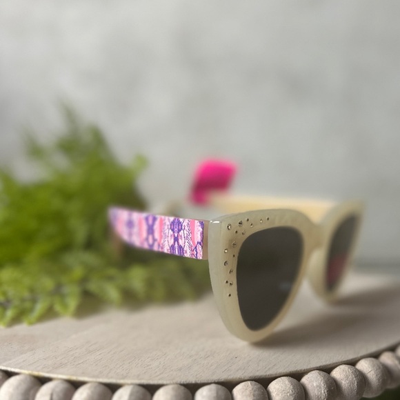 NEW! Betsey Johnson, cat eye rhinestone sunglasses - Picture 3 of 4